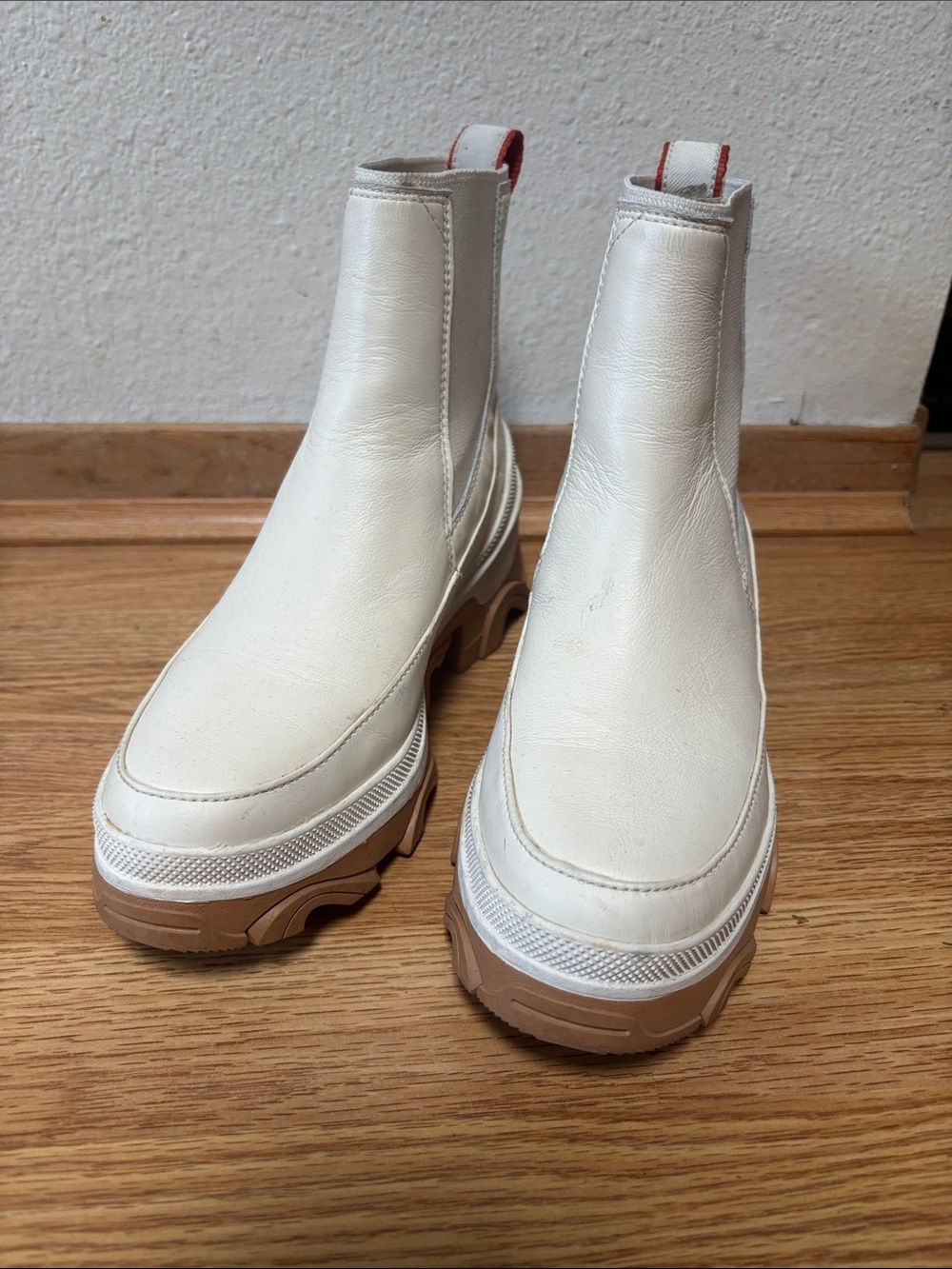 Sorel White Leather Chelsea Lug Boots with Tan Sole